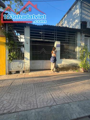 Bán đất tặng nhà cũ mặt tiền đường Phùng Hưng, Phước Long Nha Trang dt 104m2 Giá 7 tỷ 950