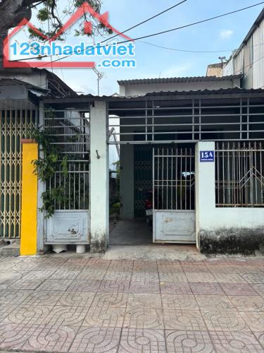 Bán đất tặng nhà cũ mặt tiền đường Phùng Hưng, Phước Long Nha Trang dt 104m2 Giá 7 tỷ 950 - 2
