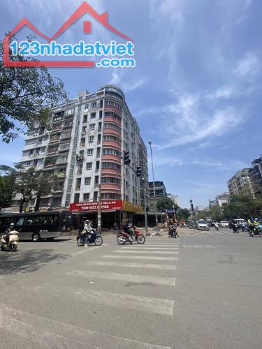 Bán tòa văn phòng mặt phố quận Cầu Giấy, giá 45,5 tỷ, 80m2, 6 tầng, vỉa hè rộng