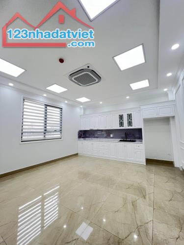 Bán tòa văn phòng mặt phố quận Cầu Giấy, giá 45,5 tỷ, 80m2, 6 tầng, vỉa hè rộng - 4