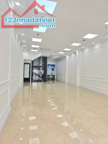 Bán tòa văn phòng mặt phố quận Cầu Giấy, giá 45,5 tỷ, 80m2, 6 tầng, vỉa hè rộng - 5