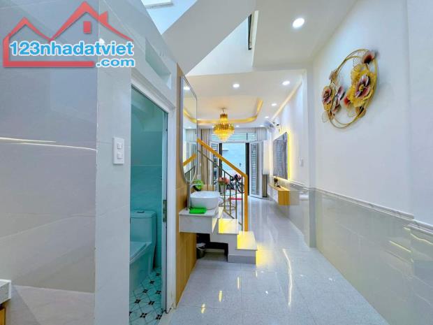 Cần tiền bán gấp căn nhà Đường Phổ Quang, P.2, Quận Tân Bình. Giá chỉ 2tỷ650 còn thương lư - 1