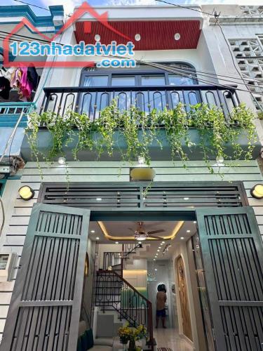 Cần tiền bán gấp căn nhà Đường Thành Thái, Quận 10. Giá chỉ 2tỷ370 (TL). Sổ hồng riêng   -