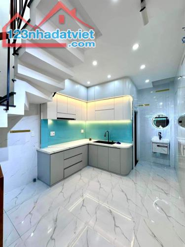Cần tiền bán gấp căn nhà Đường Thành Thái, Quận 10. Giá chỉ 2tỷ370 (TL). Sổ hồng riêng   - - 2