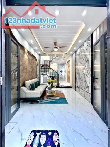 Cần tiền bán gấp căn nhà Đường Thành Thái, Quận 10. Giá chỉ 2tỷ370 (TL). Sổ hồng riêng   - - 3