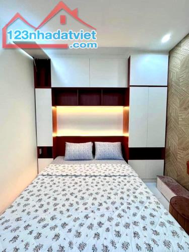 Cần tiền bán gấp căn nhà Đường Thành Thái, Quận 10. Giá chỉ 2tỷ370 (TL). Sổ hồng riêng   - - 4