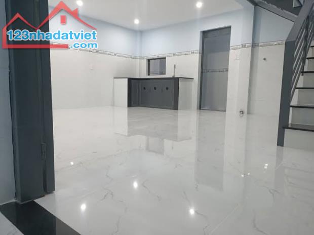 Nhà 2pn, xe hơi tới nhà, mới làm 100%, sạch đẹp, gần chợ Cầu Đồng, TL13
