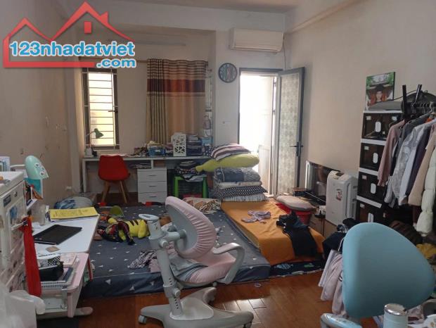 HƠN 8 TỶ, NHÀ NGUYỄN VĂN CỪ 40M, 4T, MT4M, Ô CHỜ THANG MÁY, 20M RA SÂN XE 45 CHỖ QUAY ĐẦU.