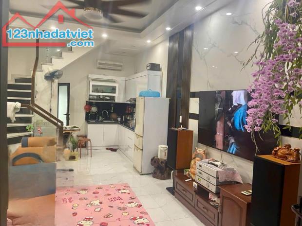 Bán nhà 5 tầng sau nhà mặt ngõ phố Đông Khê