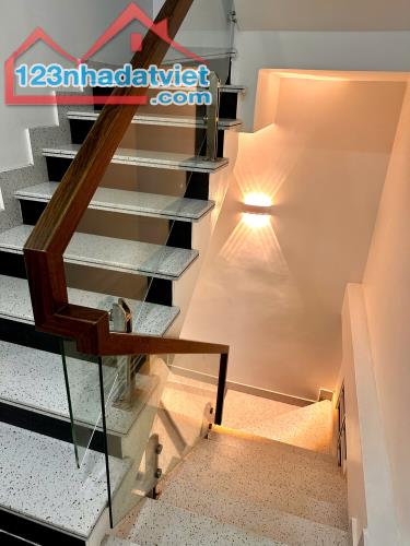 Bán nhà 5 tầng sau nhà mặt ngõ phố Đông Khê - 1