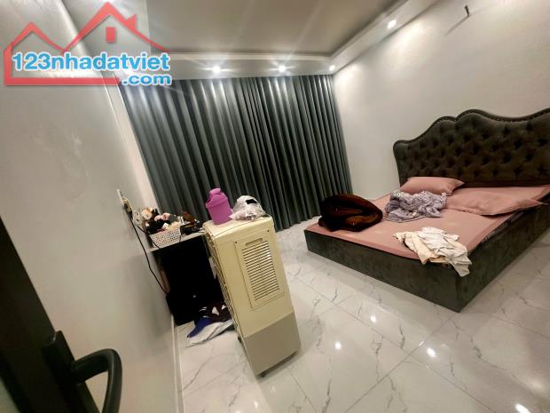 Bán nhà 5 tầng sau nhà mặt ngõ phố Đông Khê - 2