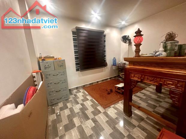 Bán nhà 5 tầng sau nhà mặt ngõ phố Đông Khê - 4