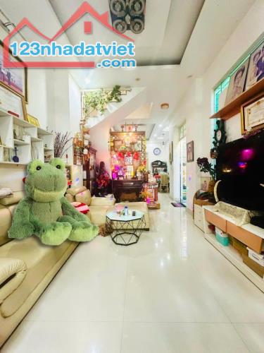 MẶT TIỀN KẾ PHẠM THẾ HIỂN - P.4 QUẬN 8 - 85M² - NGANG 5M - 3 TẦNG - 3 PN - XE HƠI VÀO NHÀ