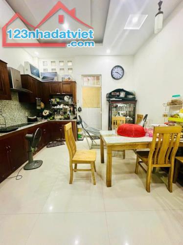 MẶT TIỀN KẾ PHẠM THẾ HIỂN - P.4 QUẬN 8 - 85M² - NGANG 5M - 3 TẦNG - 3 PN - XE HƠI VÀO NHÀ - 2