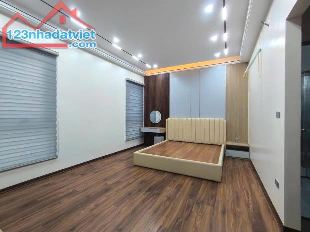 Bán nhà lô góc, mặt ngõ Giang Biên, Long Biên,ô tô, thang máy,49m2 6t mt 4.5m hơn 9 tỷ