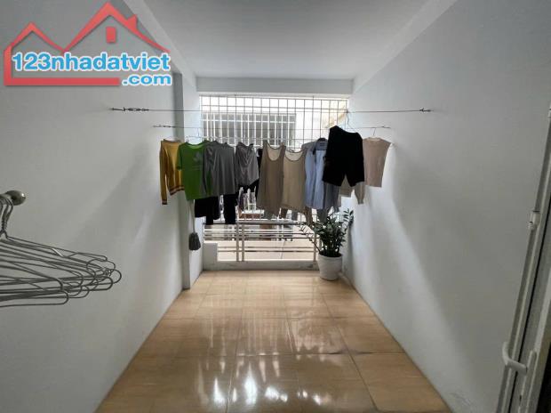 NHÀ ĐẸP - Ô TÔ ĐỖ CỔNG - GẦN TRUNG TÂM - GIAO THÔNG THUẬN TIỆN - TIỆN ÍCH NGẬP TRÀN