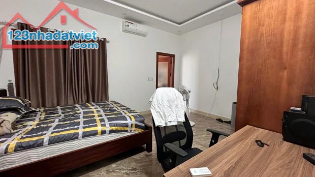 Bán nhà 4 tầng MT đường Nguyễn Xí (gần đoạn Phùng Hưng) , DT 100m2 giá 7ty2 thương lượng - 2