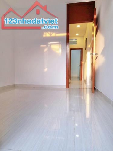 **Bán nhà p2, Tân Bình** hẻm Nguyễn Trọng Tuyển (4,3*10) 3 tầng - 6 tỷ - 1