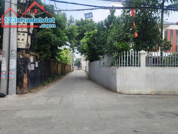 Mặt ngõ thông, gần phố, ô tô 7 chỗ vào nhà, khu dân trí cao, gần trường, chợ. - 2