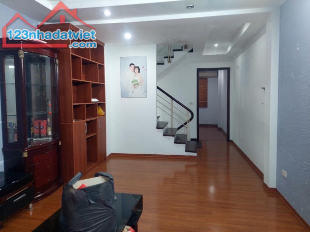 Bán nhà phố Chùa Bộc, ngõ rộng, 2 mặt thoáng, có sân rộng, 50m*5T