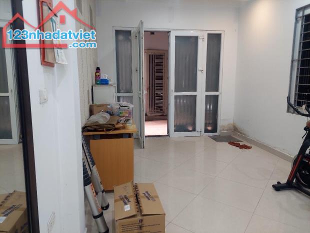 Bán nhà phố Chùa Bộc, ngõ rộng, 2 mặt thoáng, có sân rộng, 50m*5T - 2