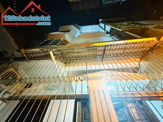 NHÀ ĐẸP CHÍNH KINH THANH XUÂN - Ô TÔ ĐỖ CỬA - DT44M2 GIÁ NHỈNH 10 TỶ - 3