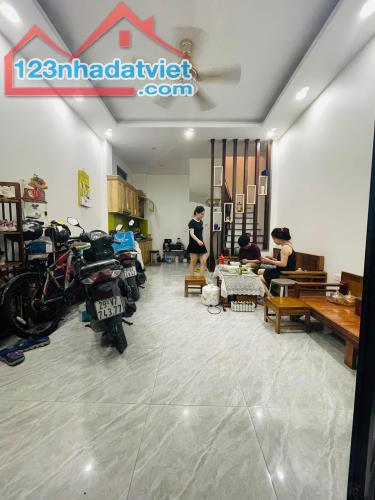 THỊNH QUANG THÁI THỊNH ĐỐNG ĐA DT 34M 8,4 TỶ 5 TẦNG MT 4M CĂN GÓC MẶT NGÕ THÔNG