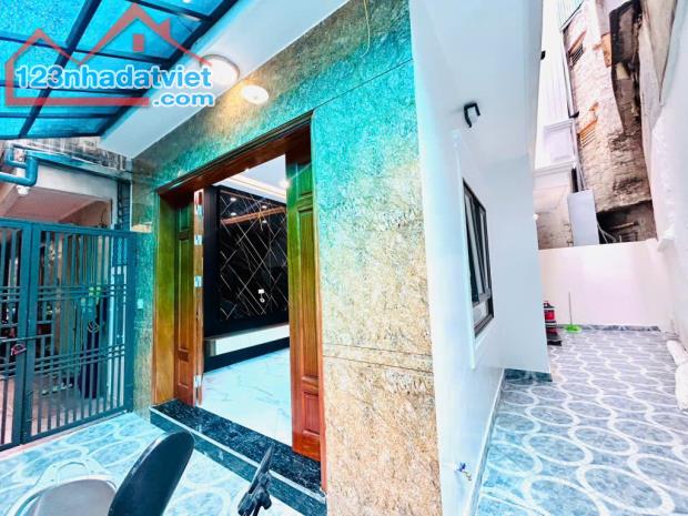 BÁN NHÀ TRẦN KHÁT CHÂN, SÂN CỔNG ĐỂ XE, 5 TẦNG DÂN XÂY, 65M2 GIÁ CHỈ 9,9 TỶ