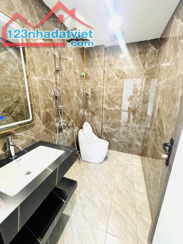 BÁN NHÀ TRẦN KHÁT CHÂN, SÂN CỔNG ĐỂ XE, 5 TẦNG DÂN XÂY, 65M2 GIÁ CHỈ 9,9 TỶ - 4