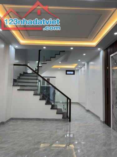 NHÀ 3 TẦNG - TRUNG TÂM ĐỒNG HOÀ - SÂN CỔNG RIÊNG - XÂY MỚI 100% - NGÕ Ô TÔ - BÌA HỒNG - 2