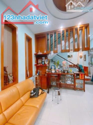BÁN NHÀ ÂU DƯơNG LÂN QUẬN 8, ÔTÔ ĐỔ CỬA, 4 TẦNG, 4 PHÒNG, 70m2, CHỈ 8 TỶ 8