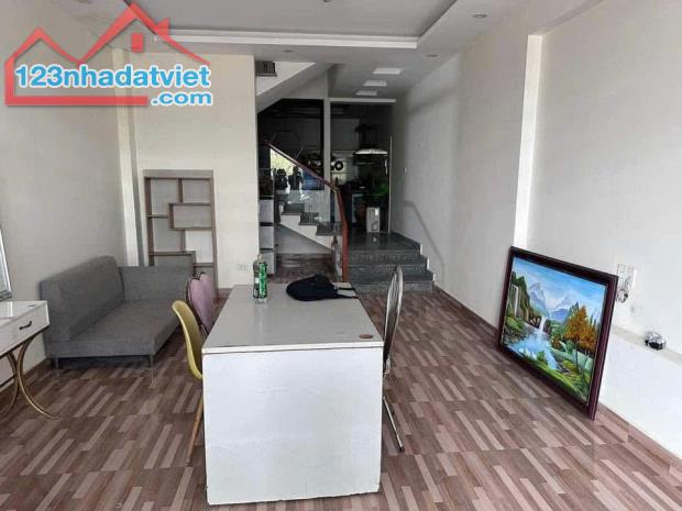 Bán nhà 2 tầng ngõ ô tô tránh nhau đường Dương Đình Nghệ
