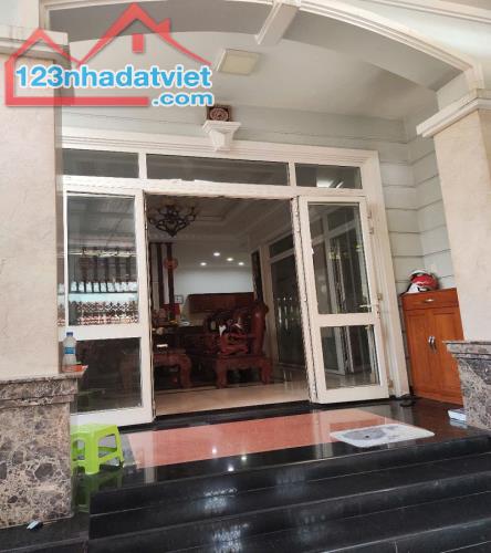Bán nhà MT ngộp, xe hơi đỗ cửa ĐS 38, Hiệp Bình Chánh, Thủ Đức, 151m2, 3 tầng