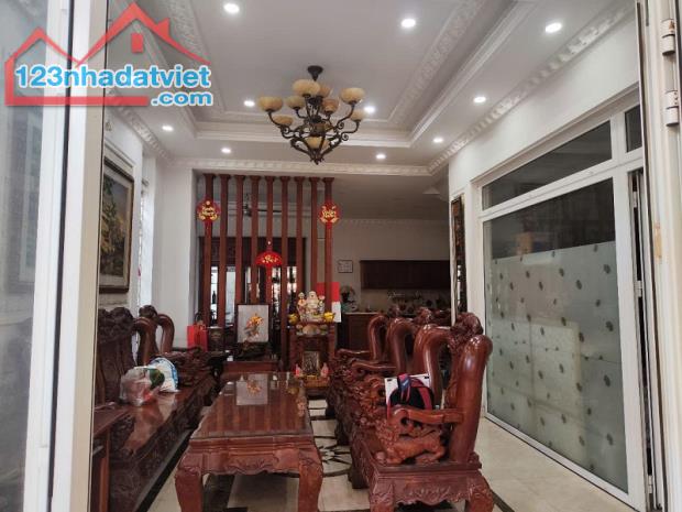Bán nhà MT ngộp, xe hơi đỗ cửa ĐS 38, Hiệp Bình Chánh, Thủ Đức, 151m2, 3 tầng - 1