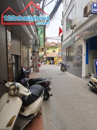 NHÀ ĐẸP XÂY MỚI - THANG MÁY - OTO 7 CHỖ VÀO NHÀ- CÁCH MẶT NGÕ 10M. - KINH DOANH SẦM UẤT -