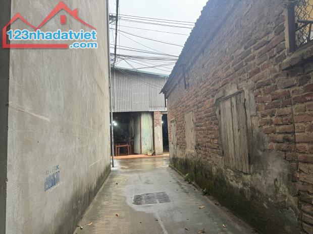Diện tích: 60 m2. mặt tiền 5 m đường trước đất 3 m ngõ thông các ngả 
- Giá: 1,45 tỷ - 2