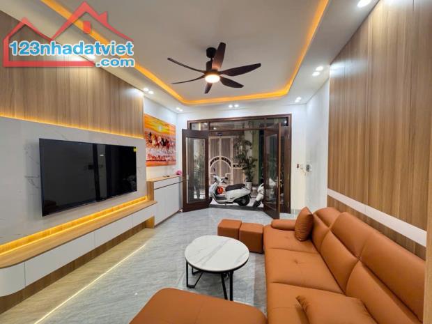 Bán nhà mới xây 5 tầng có thang máy, kinh doanh đỉnh – Lô góc Minh Khai, giá chỉ 7.1 tỷ