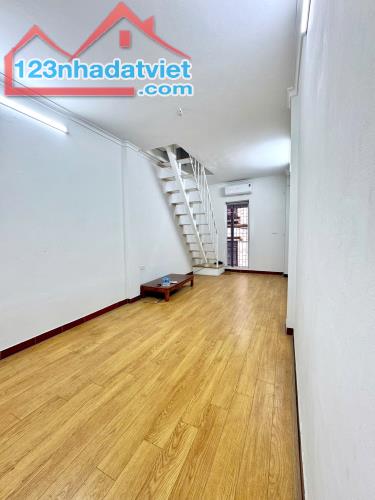 Bán nhà tập thể phố Hồng Mai, Hai Bà Trưng DTSD 70M, 3 ngủ, 2vs giá 2.75 tỷ, 25m ra ô tô