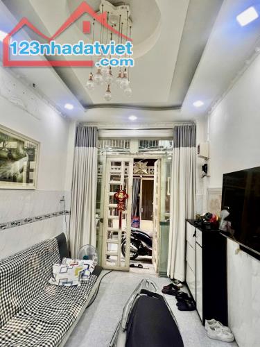 .5 TỶ NHÀ QUẬN 5 - HẺM LỚN THÔNG SANG TRẦN BÌNH TRỌNG - 32M2 ĐÚC BTCT 3 TẦNG ĐẸP - 1