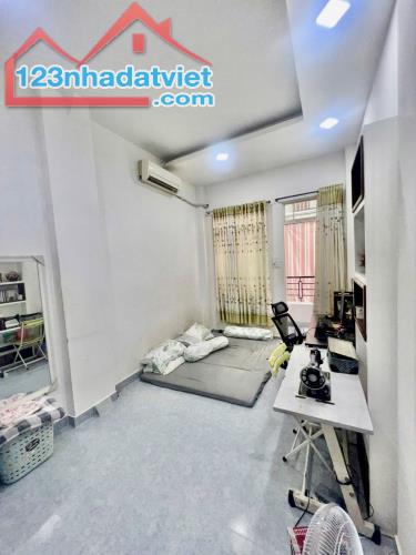 .5 TỶ NHÀ QUẬN 5 - HẺM LỚN THÔNG SANG TRẦN BÌNH TRỌNG - 32M2 ĐÚC BTCT 3 TẦNG ĐẸP - 5