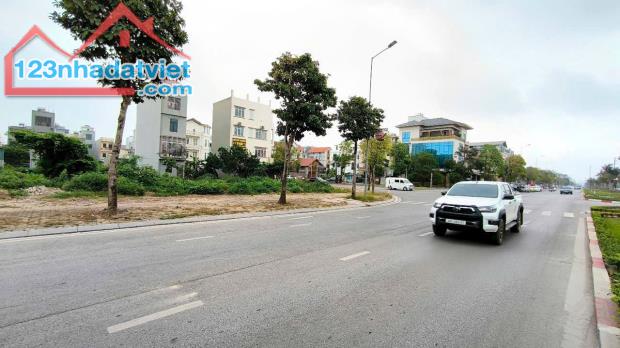 Bán đất TMDV mặt đường Trường Chinh, ph Tứ Minh, TP HD, 500m2, mt 20m, giá tốt