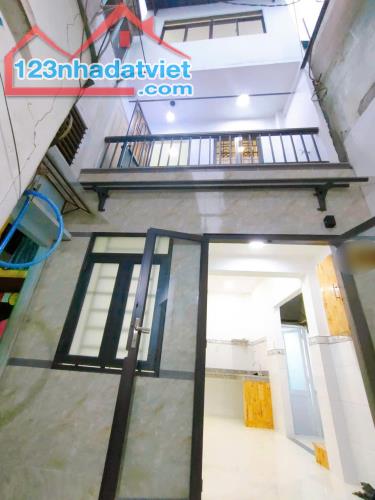 Bán nhà mới 3 lầu lô nhì Tôn Đản Q.4 chỉ 1Tỷ950