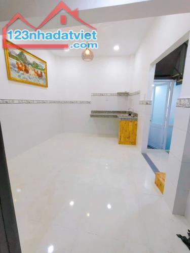 Bán nhà mới 3 lầu lô nhì Tôn Đản Q.4 chỉ 1Tỷ950 - 1