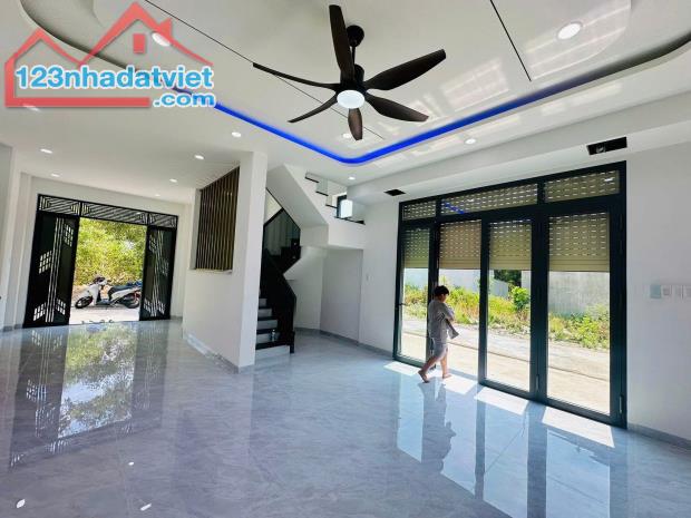 Bán nhà 89,9m2 mới xây TĐC Đất Lành - 1
