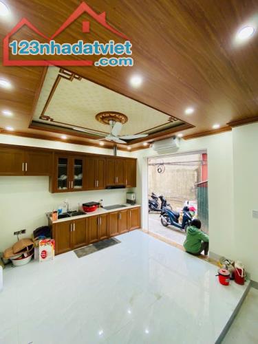 TRUNG TÂM VIỆT HƯNG - NHÀ DÂN XÂY - THOÁNG SÁNG - ĐI BỘ RA BIG C - - 2