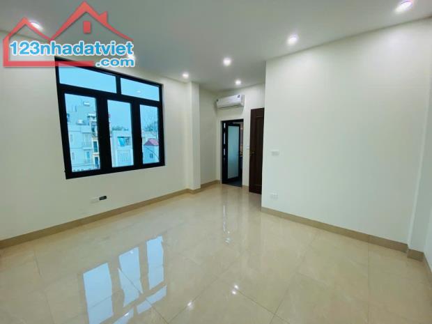TRUNG TÂM VIỆT HƯNG - NHÀ DÂN XÂY - THOÁNG SÁNG - ĐI BỘ RA BIG C - - 3