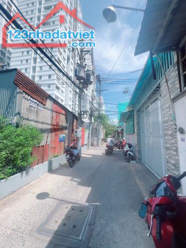 Bán gấp nhà hẻm xe hơi, diện tích lớn 100m Hòa Bình- Tân Phú chỉ 6.x tỷ, khu sầm uất.