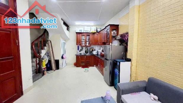 Cho thuê nhà ngõ phố Hoàng Mai 34m x 5 tầng, giá 11tr/tháng