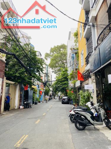 BÁN NHÀ MẶT TIỀN CƯ XÁ ĐÔ THÀNH, P4, Q3.DT:11X20, GIÁ:40 TỶ