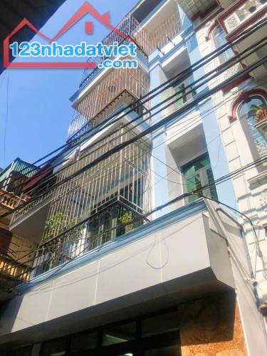 Hoàng Mai, ngay Hồ Đền Lừ, ngõ thông, ô tô qua nhà, gần bãi xe, nhà dân xây kiên cố